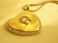 Bermuka Manis di Hadapan Orang Lain